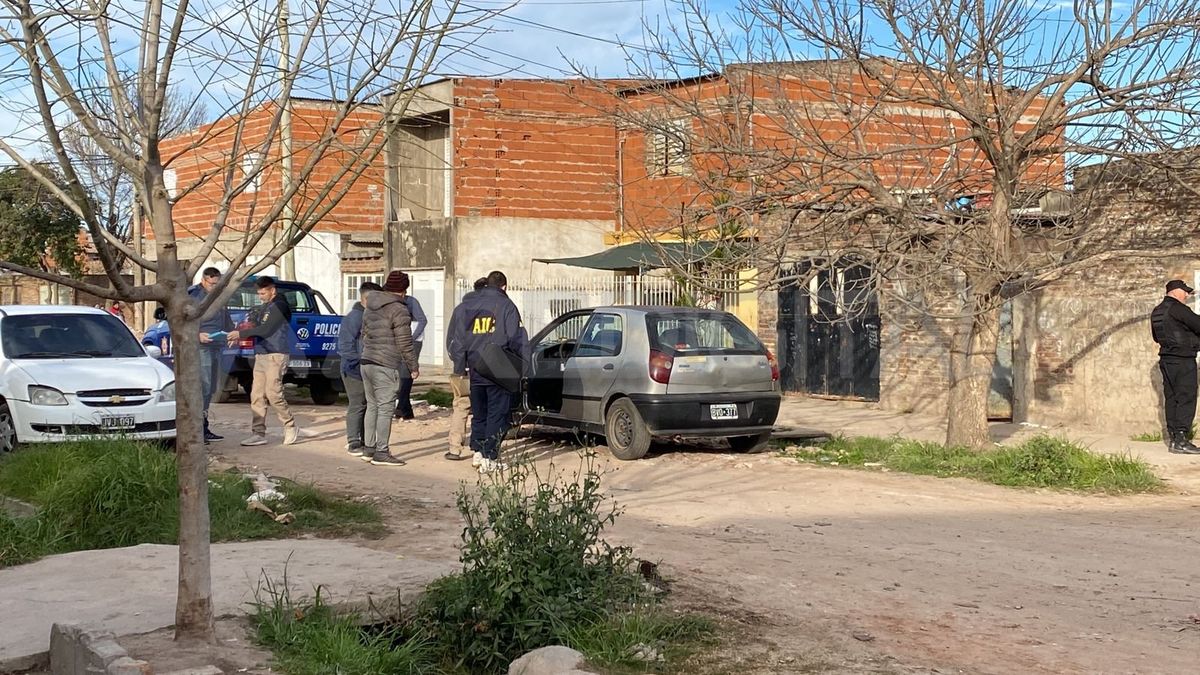 Personal de la Agencia Investigación Criminal trabaja en el lugar donde se halló el auto de Alejandra Ironici.