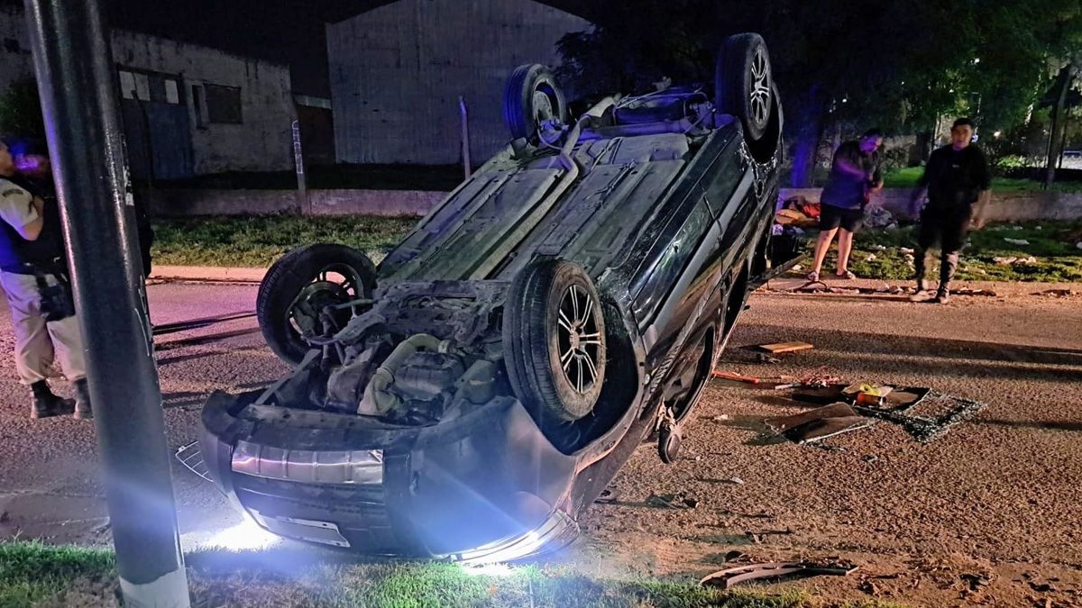 La Peugeot Partner quedó con las ruedas hacia arriba tras el vuelco ocurrido en la madrugada en Ayacucho y Esteban de Luca.