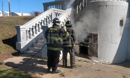 Bomberos trabajaron para apagar el incendio en una casilla debajo del puente Colgante. Bomberos trabajaron para apagar el incendio en una casilla debajo del puente Colgante.