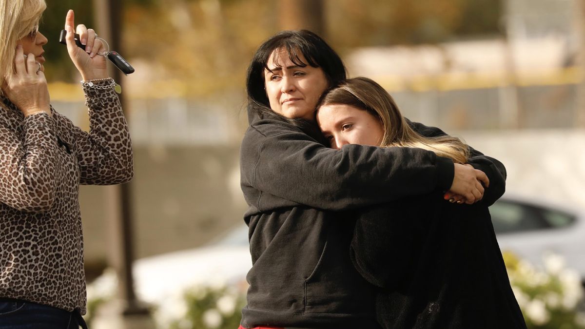 Una madre junto a su hija en las afueras de la escuela secundaria.&nbsp;