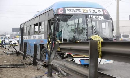 El bus de la empresa Real Star impactó contra una baranda en Ate y provocó la muerte de dos pasajeros. El bus de la empresa Real Star impactó contra una baranda en Ate y provocó la muerte de dos pasajeros.