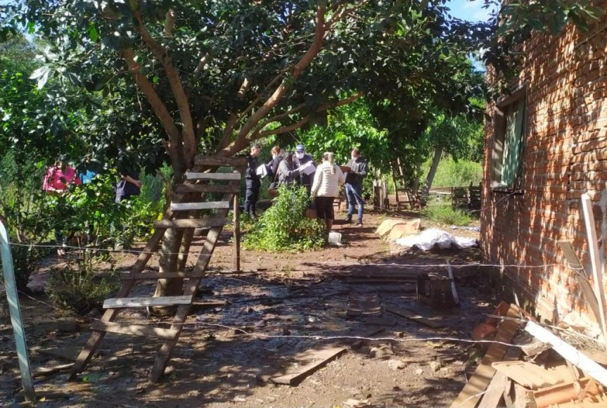 Dos hermanos intentaron robar gallinas y murieron electrocutados.