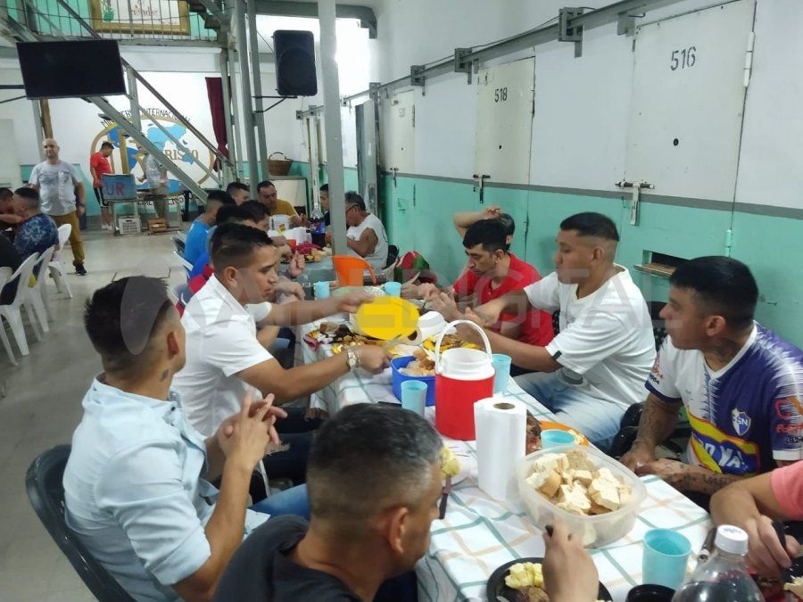 Los presos del pabellón evangélico, anoche, durante la cena de Año Nuevo.