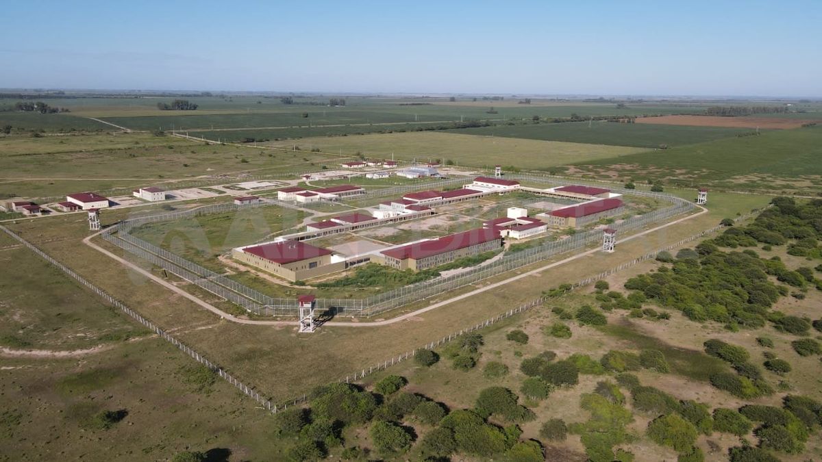 El penal federal se ubica a seis kilómetros de la ciudad de Coronda. El penal federal se ubica a seis kilómetros de la ciudad de Coronda.