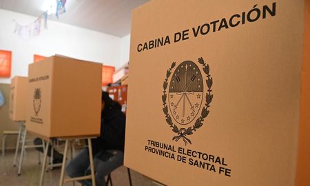 A poco de que venza el plazo para oficializar las alianzas de cara a las elecciones de convencionales en Santa Fe, el Frente Renovador no descarta ir por fuera del PJ. A poco de que venza el plazo para oficializar las alianzas de cara a las elecciones de convencionales en Santa Fe, el Frente Renovador no descarta ir por fuera del PJ.
