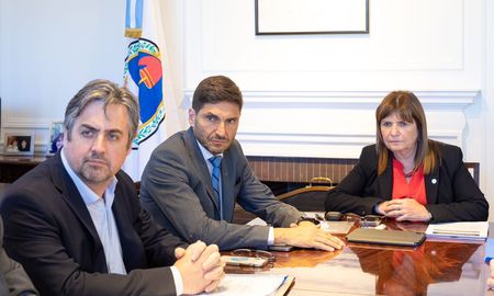 Maximiliano Pullaro junto a Pablo Cococcioni y Patricia Bullrich. Maximiliano Pullaro junto a Pablo Cococcioni y Patricia Bullrich.