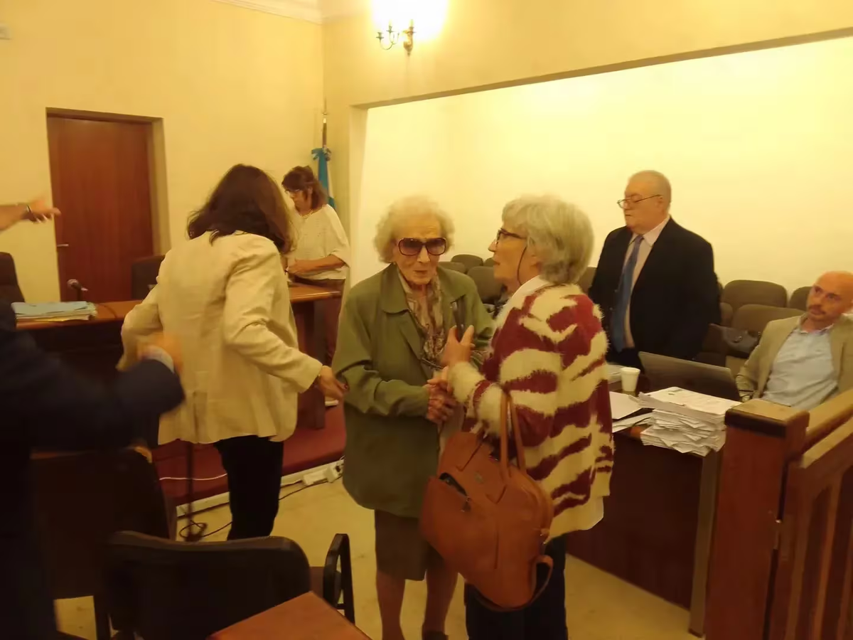 Una mujer de Pergamino acusa a su nuera y nietos de falsificar una firma para quedarse con la herencia. Una mujer de Pergamino acusa a su nuera y nietos de falsificar una firma para quedarse con la herencia.
