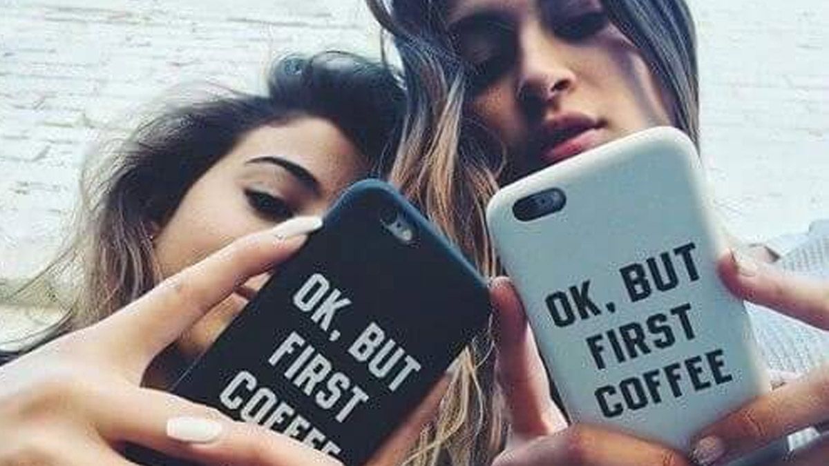 Estos signos del zodiaco que no sueltan el celular por nada en el mundo