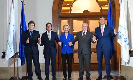 Foto de archivo de diciembre de 2024, con los presidentes de Argentina, Javier Milei; Uruguay, Luis Lacalle Pou; la presidenta de la Comisión Europea, Ursula von der Leyen; y los presidentes de Brasil, Luiz Inácio Lula da Silva, y de Paraguay, Santiago Peña. Foto de archivo de diciembre de 2024, con los presidentes de Argentina, Javier Milei; Uruguay, Luis Lacalle Pou; la presidenta de la Comisión Europea, Ursula von der Leyen; y los presidentes de Brasil, Luiz Inácio Lula da Silva, y de Paraguay, Santiago Peña.