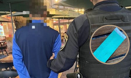 Una persona fue detenida por la policía tras andar ofreciendo entradas para uno de los partidos de los octavos de final. Una persona fue detenida por la policía tras andar ofreciendo entradas para uno de los partidos de los octavos de final.