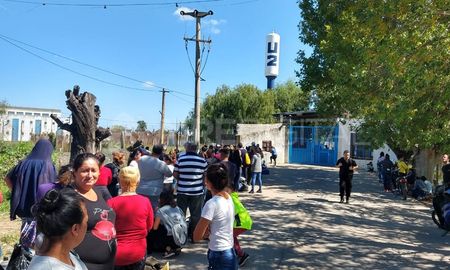 Sin medidas de distancia. Así aguardaron los familiares de los internos en la primera semana de entrega de provisiones. Sin medidas de distancia. Así aguardaron los familiares de los internos en la primera semana de entrega de provisiones.
