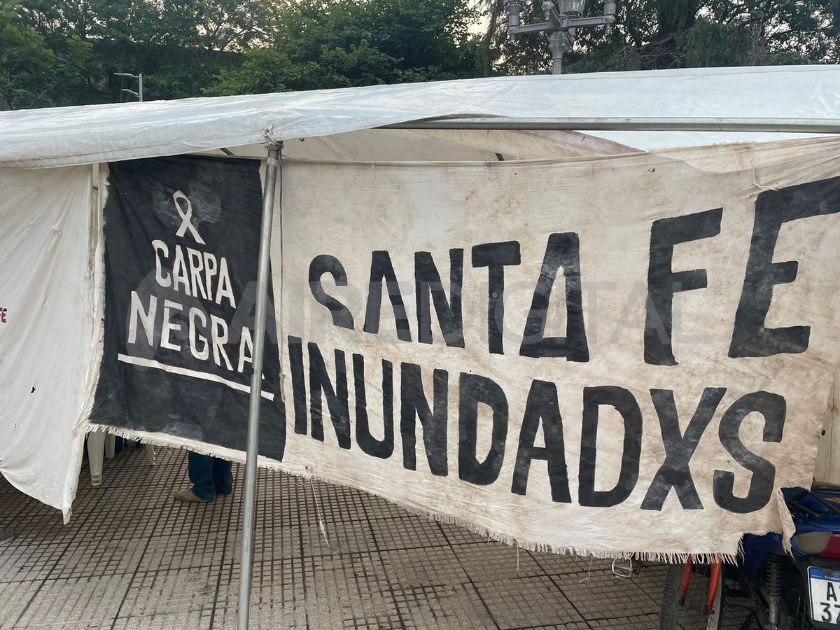 Carpa Negra, presente en la Plaza 25 de Mayo. Carpa Negra, presente en la Plaza 25 de Mayo.