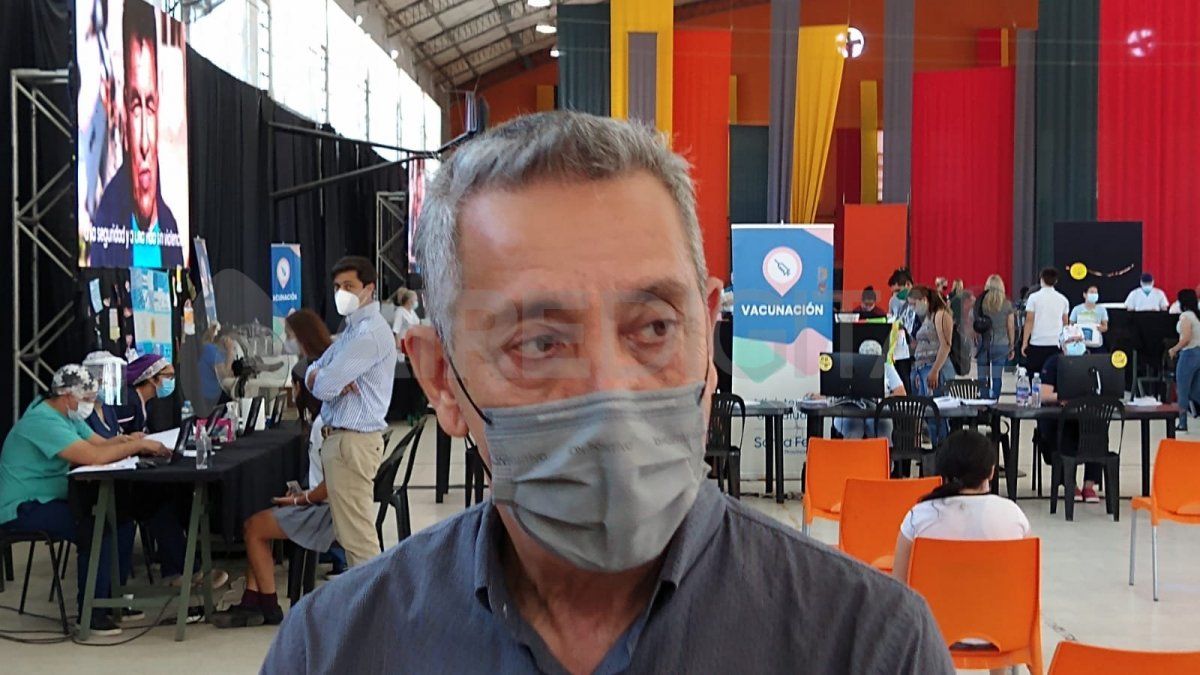 El secretario de Salud de la provincia, Jorge Prieto, brindó una conferencia de prensa este viernes en Santa Fe a la que acudió el móvil de AIRE, y explicó sobre el refuerzo que