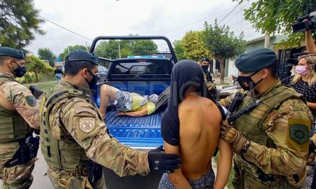 Luciano Cantero (esposado en la camioneta) fue detenido esta semana. Le secuestraron un arsenal de armas. Luciano Cantero (esposado en la camioneta) fue detenido esta semana. Le secuestraron un arsenal de armas.