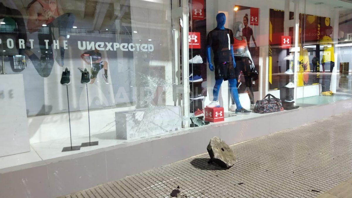 Local vandalizado sobre la peatonal San Mart&iacute;n