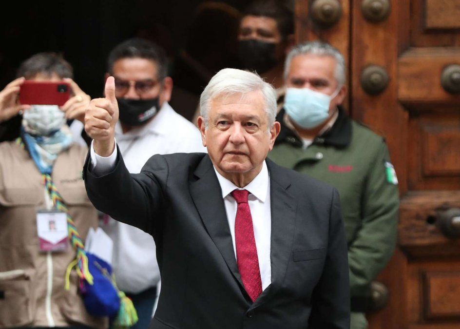 Andrés Manuel López Obrador luego de emitir su voto este domingo en un centro de votación en la Ciudad de México.