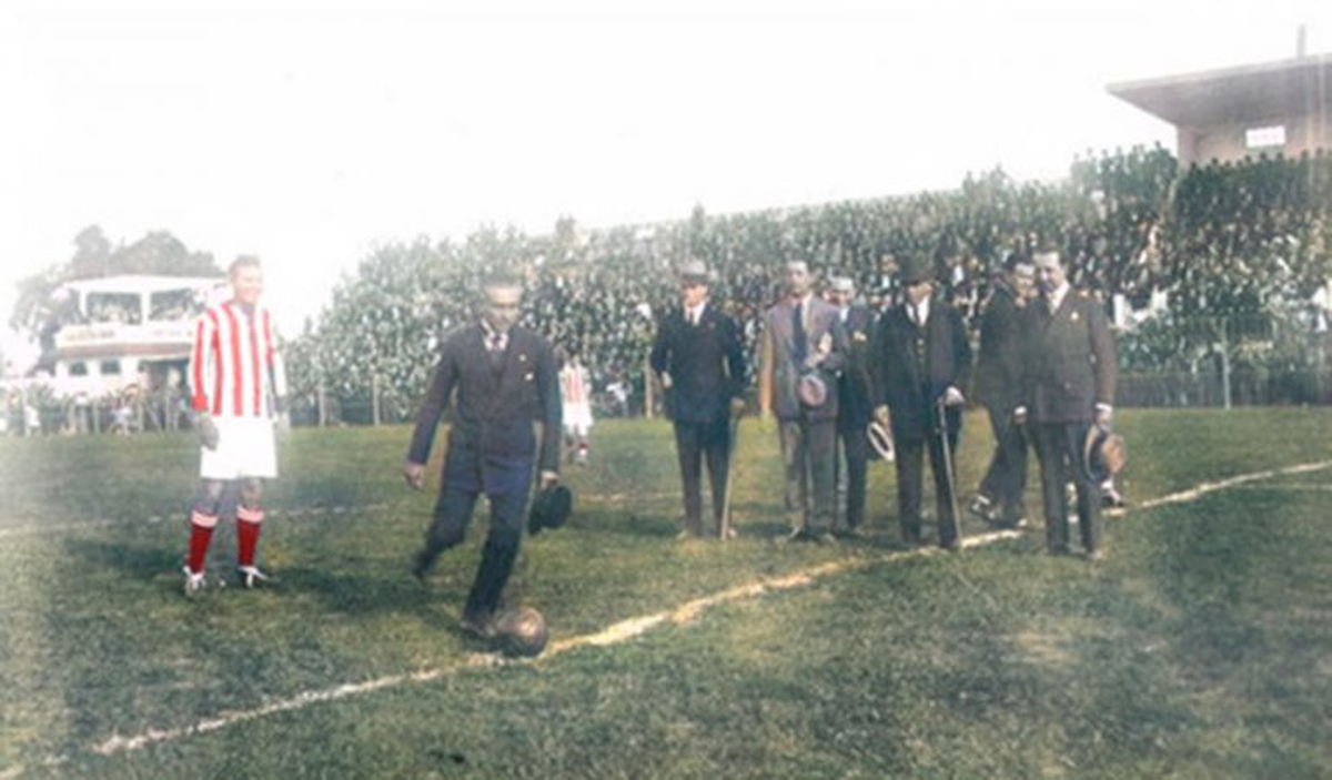 El gobernador de la provincia, Pedro Gómez Cello, da el puntapié inicial ante la mirada del goleador tatengue Francisco Valiente. El gobernador de la provincia, Pedro Gómez Cello, da el puntapié inicial ante la mirada del goleador tatengue Francisco Valiente.