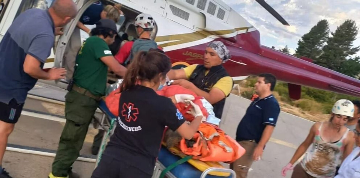 La joven fue rescatada por los rescatistas que la encontraron varios metros bajo tierra.