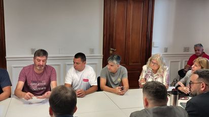 Crisis en Lácteos Verónica: trabajadores llevaron el reclamo a la Legislatura y a Casa de Gobierno