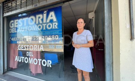 El malviviente entró al local con un casco, anteojos y una campera, pero la mujer pudo reconocerle la voz. El malviviente entró al local con un casco, anteojos y una campera, pero la mujer pudo reconocerle la voz.