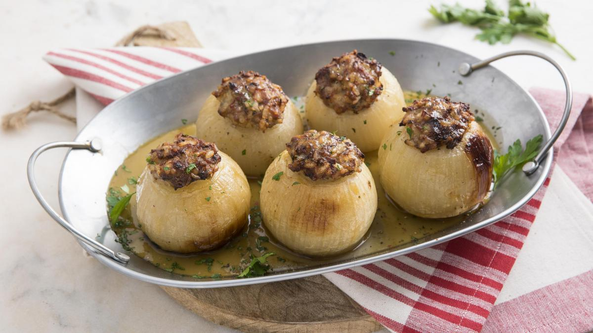 Cebollas rellenas: un plato original que sorprende por su cremosidad y sabor