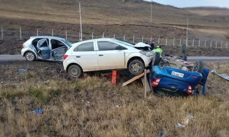 Tragedia en Santa Cruz: tres personas murieron en un accidente fatal que involucró a tres autos Tragedia en Santa Cruz: tres personas murieron en un accidente fatal que involucró a tres autos