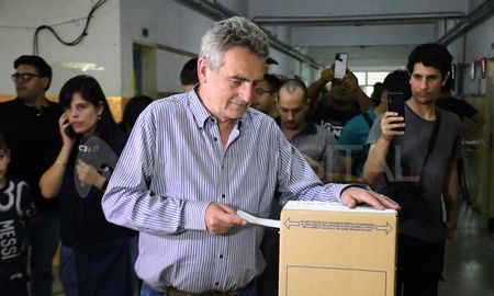 Este domingo, el candidato a vicepresidente de la Nación de Unión por la Patria (UxP), Agustín Rossi, votó en la ciudad de Rosario. Este domingo, el candidato a vicepresidente de la Nación de Unión por la Patria (UxP), Agustín Rossi, votó en la ciudad de Rosario.
