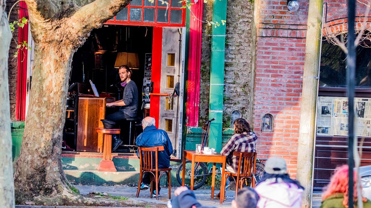 El Argentino Bar, un lugar de encuentro de los músicos marplatenses que se mantuvo activo en plena pandemia por Juan Robles y músicos amigos.