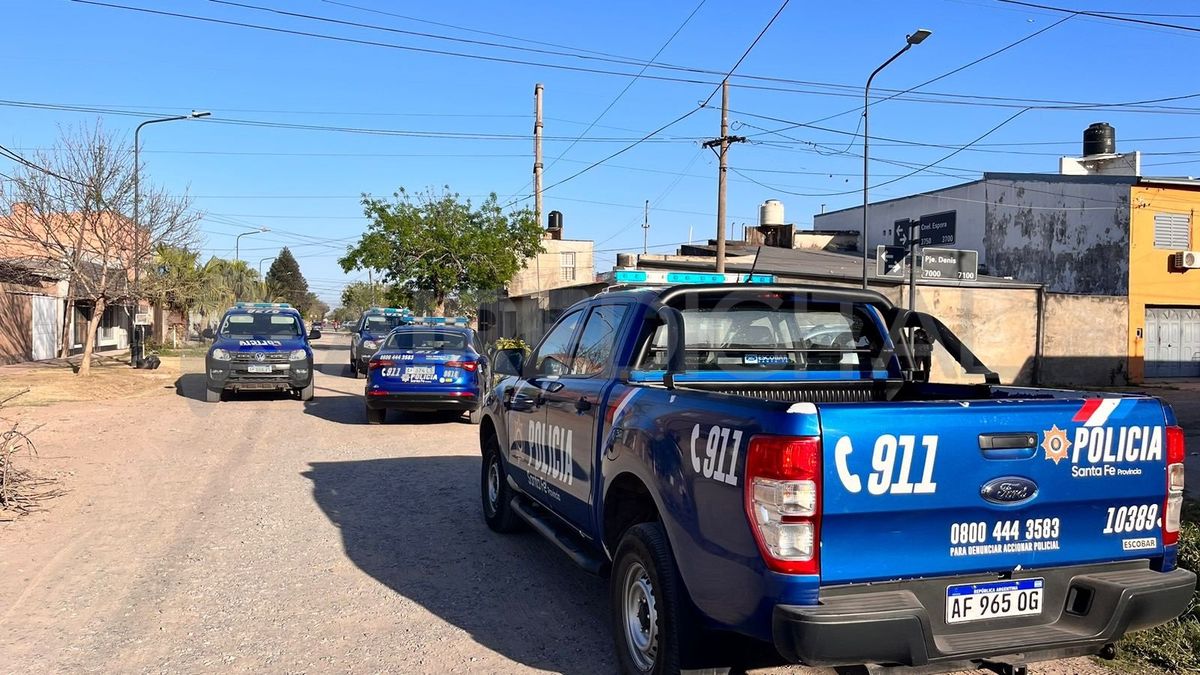 Policías de distintas reparticiones custodiaron la escena del hecho hasta la llegada de los agentes de la Brigada de Explosivos de la URI.&nbsp;
