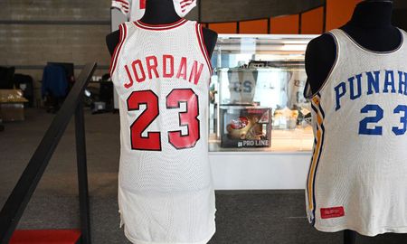 una camiseta de michael jordan con los bulls se subasto en 320.000 dolares una camiseta de michael jordan con los bulls se subasto en 320.000 dolares