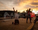 Dos hinchas de Colón se acercaron a la sede tras el descenso ante Gimnasia el pasado viernes.