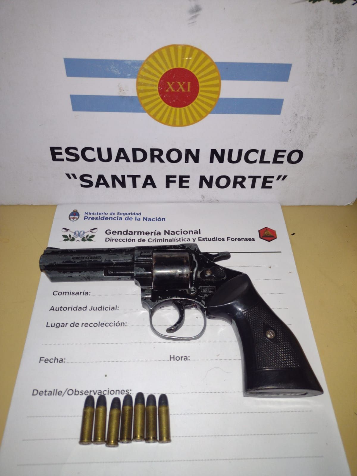El arma secuestrada dentro del vehículo.