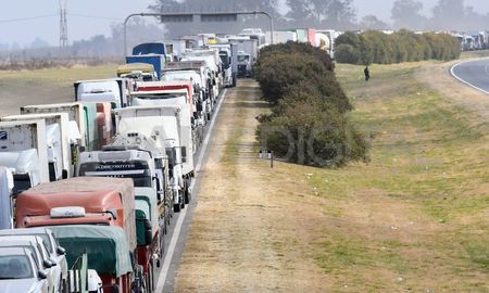 La faltante de gasoil en todo el país disparó desde el miércoles un paro nacional de transportistas, que continuó este jueves. La faltante de gasoil en todo el país disparó desde el miércoles un paro nacional de transportistas, que continuó este jueves.