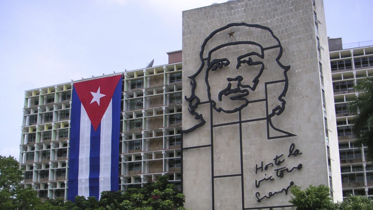 A solo nueve días de entregar el poder, el Gobierno estadounidense de Donald Trump volvió este lunes a incluir a Cuba dentro de su lista de "Estados patrocinadores del terrorismo",