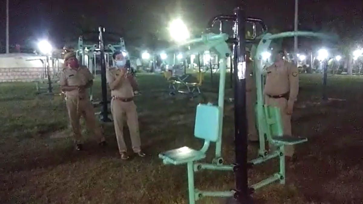 Una m&aacute;quina de ejercicios que se mueve sola en un parque vac&iacute;o desconcierta a la India