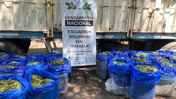 Las hojas de coca iban dentro de bultos color azul.&nbsp;