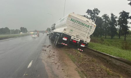 El camión despistó y terminó semivolcado sobre la Autopista Rosario - Santa Fe. El camión despistó y terminó semivolcado sobre la Autopista Rosario - Santa Fe.