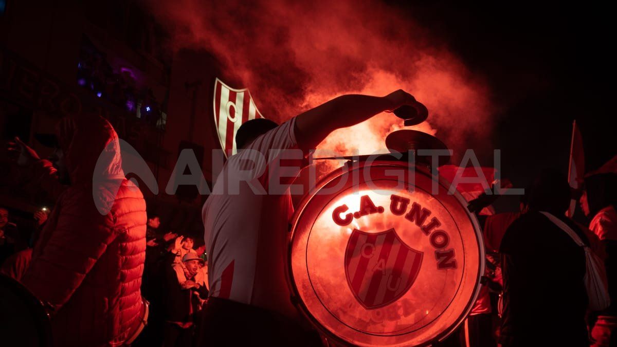 Con banderas rojiblancas, los hinchas celebraron un nuevo cumpleaños.