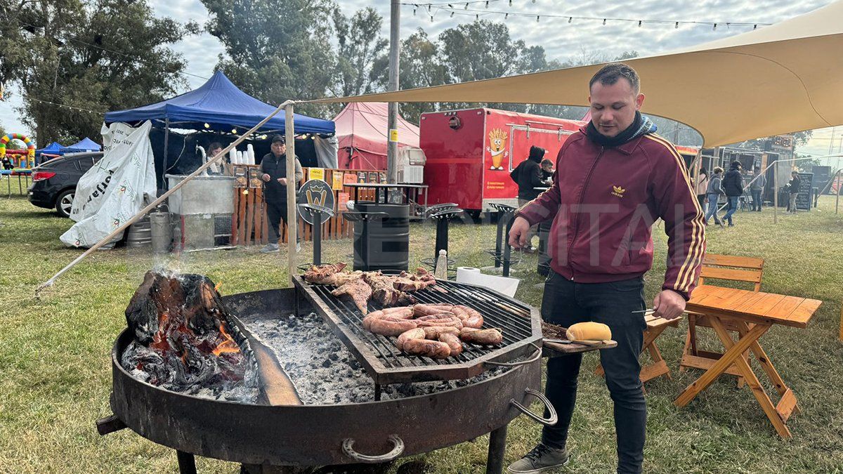 Además del pescado, los visitantes pueden disfrutar del asado criollo durante la Fiesta del Amarillo de Helvecia. Además del pescado, los visitantes pueden disfrutar del asado criollo durante la Fiesta del Amarillo de Helvecia.