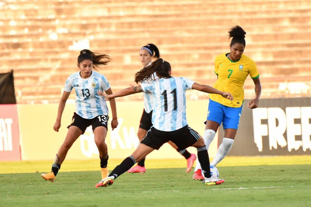 La selección argentina femenina cayó nuevamente ante su par de Brasil