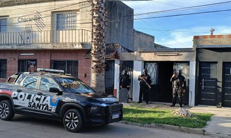 Un operativo policial en una vivienda de barrio Barranquitas de Santa Fe terminó con el secuestro de equipos electrónicos y un hombre detenido. Un operativo policial en una vivienda de barrio Barranquitas de Santa Fe terminó con el secuestro de equipos electrónicos y un hombre detenido.