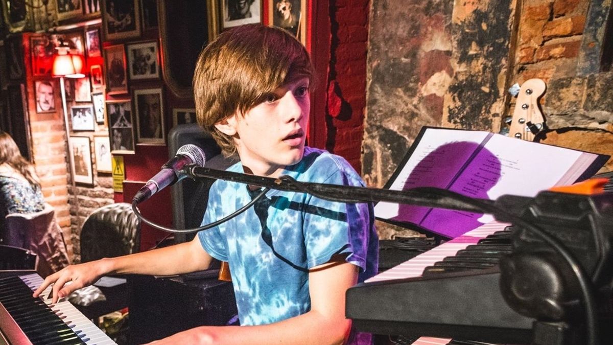 Un Juan Robles de niño, conectado con la música y su instrumento.