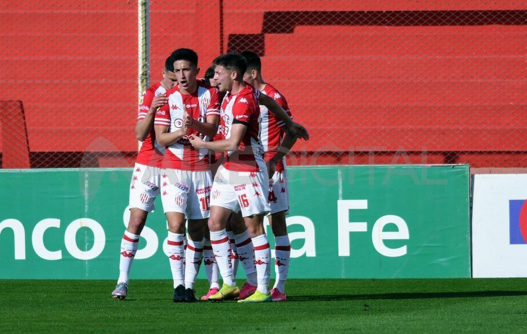 La apertura en el marcador tranquilizó a Unión, que comenzó a jugar con la desesperación de San Lorenzo y aprovechó los espacios que dejó en su propio campo.
