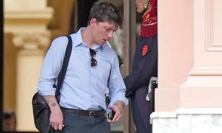 El insólito significado detrás del prendedor que utiliza Santiago Caputo en la Casa Rosada El insólito significado detrás del prendedor que utiliza Santiago Caputo en la Casa Rosada