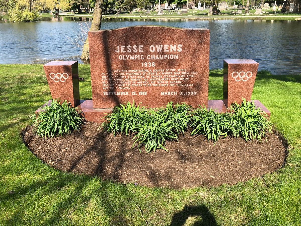 Jesse Owens murió el 31 de marzo de 1980 en Tucson, Arizona, debido a un cáncer de pulmón. El formidable tetracampeón olímpico tenía 66 años y, sus restos, descansan junto a un lago en el cementerio de Oak Woods, en Chicago.