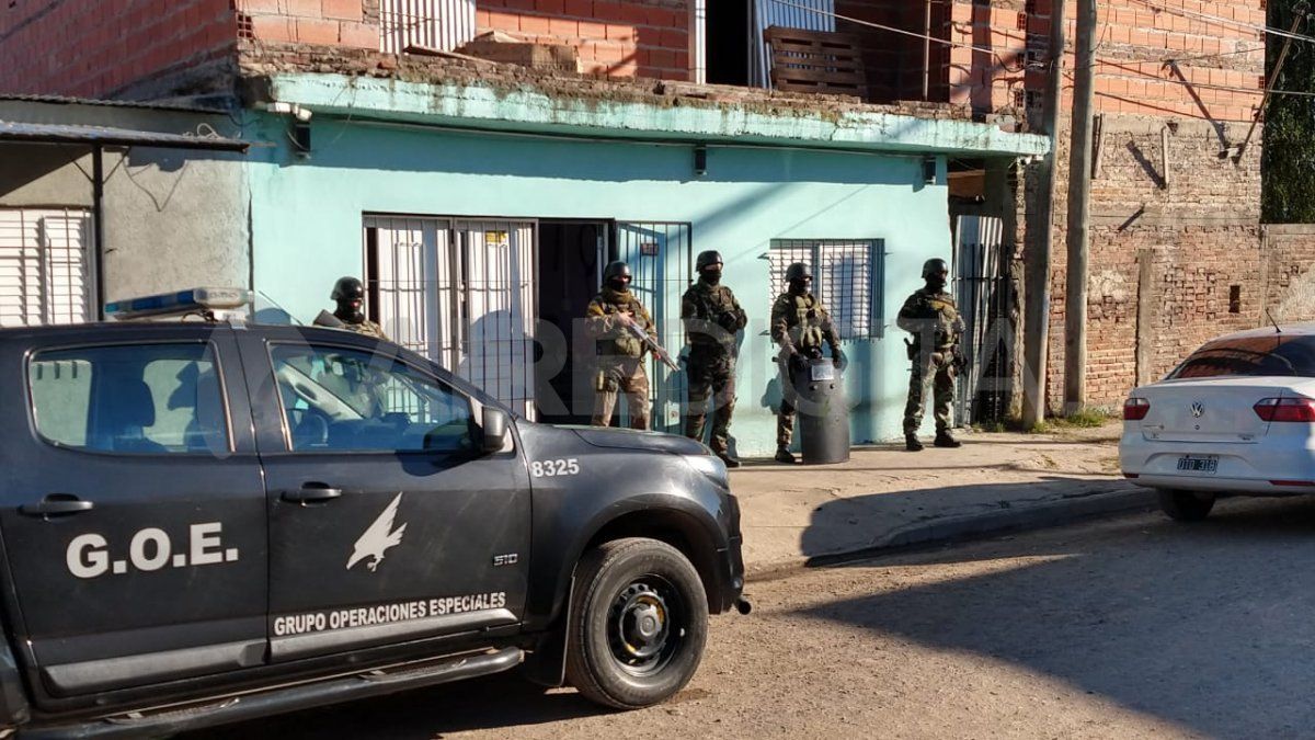 En pleno Barrio Barranquitas, la Agencia de Investigación Criminal secuestró armas, cartuchos y material estupefaciente