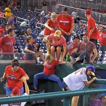 Disparos, heridos y pánico en un partido de béisbol en Washington.