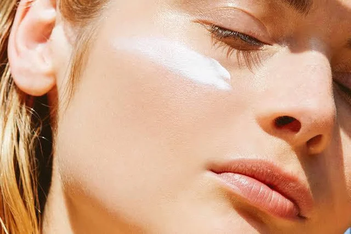 No solo hay que proteger la piel normalmente alcanzada por el maquillaje: es importantísimo recordar aplicar protector en las orejas, el cuello, el escote y más.