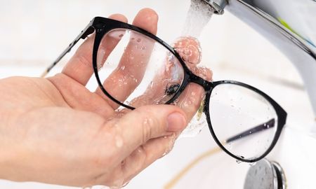 Cómo limpiar los lentes correctamente para evitar rayones. Cómo limpiar los lentes correctamente para evitar rayones.