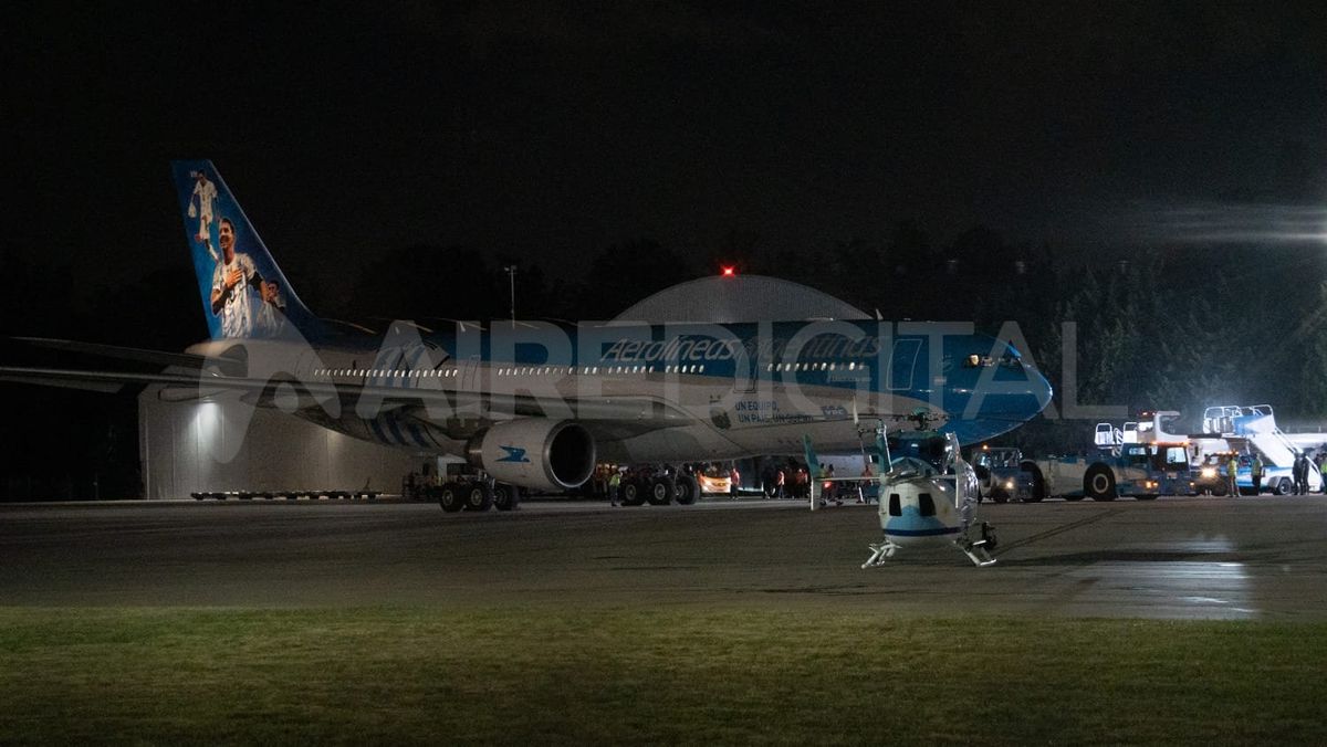 La Selección Argentina arribó a las 2.56 del martes y festejará junto a la gente la obtención de la Copa del Mundo.